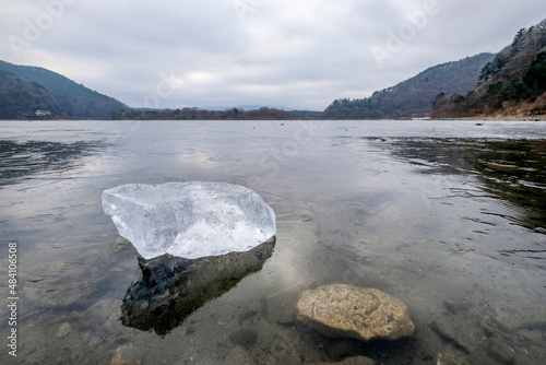 凍結した山梨県の精進湖と氷塊