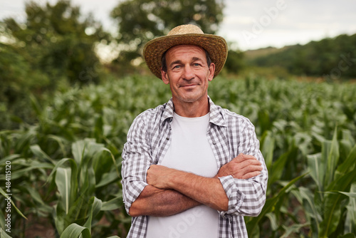Fotografia Confident middle aged male with crossed arms