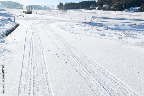 降雪の朝いつもの雪道 雪の轍跡