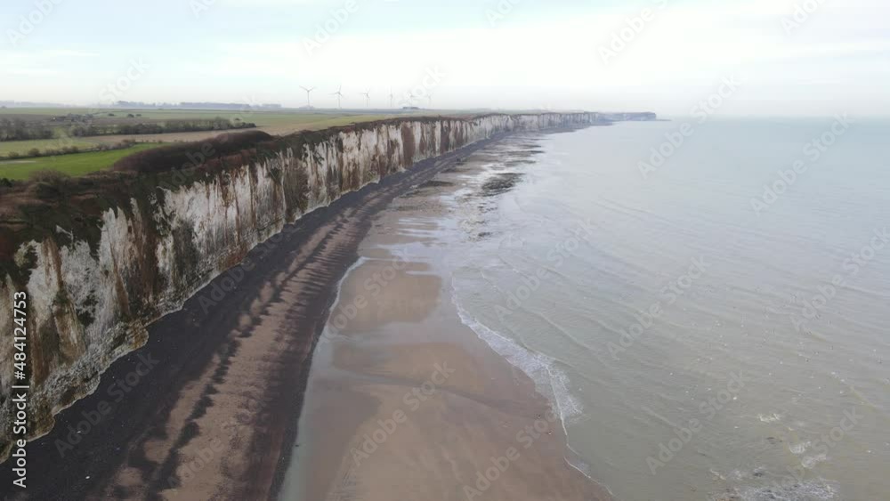 vue aérienne de la falaise et de la mer à marée basse - Saint-Valery-en-Caux Normandie Seine-Maritime