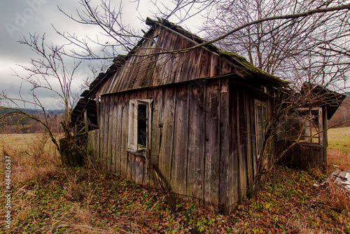 Foto Old abandoned and demolished wooden house
