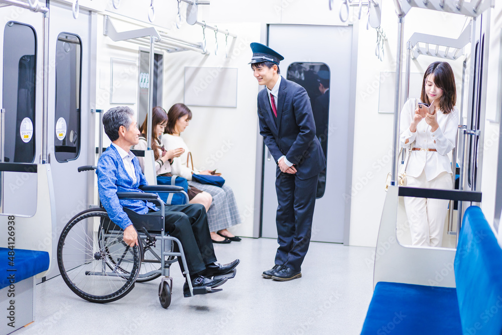 車イスで電車に乗る乗客 車イスで電車に乗る乗客