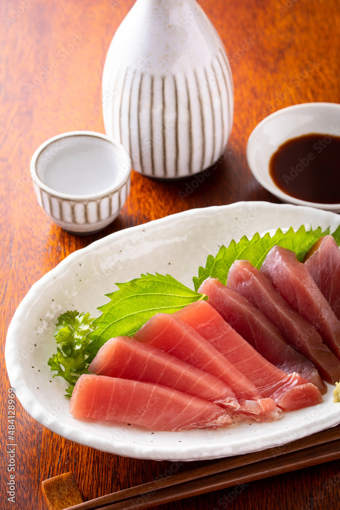 マグロの刺身と日本酒