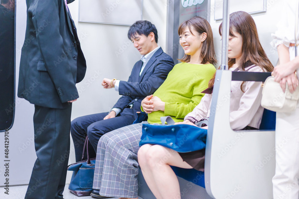 Obraz premium 電車移動をする妊婦