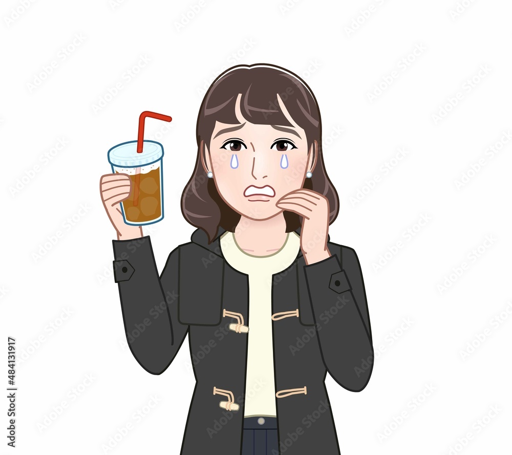 コーヒーを持って歩く女性