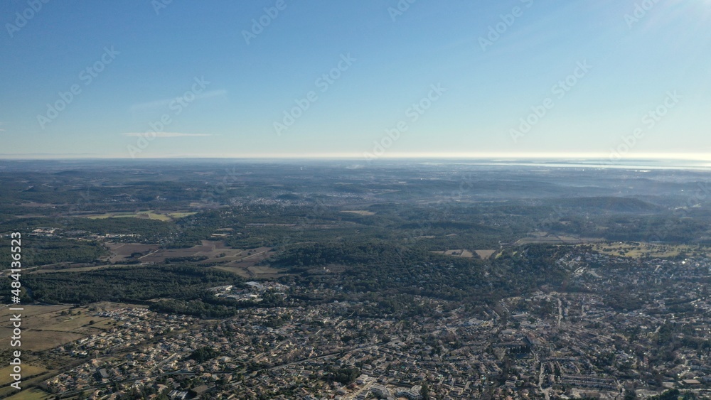 survol de l'arrière pays de Montpellier en Occitanie dans le sud de la France et les sources du Lez