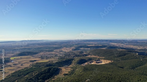 survol de l'arrière pays de Montpellier en Occitanie dans le sud de la France et les sources du Lez © Lotharingia