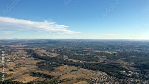 survol de l'arrière pays de Montpellier en Occitanie dans le sud de la France et les sources du Lez © Lotharingia