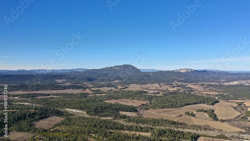 survol de l'arrière pays de Montpellier en Occitanie dans le sud de la France et les sources du Lez