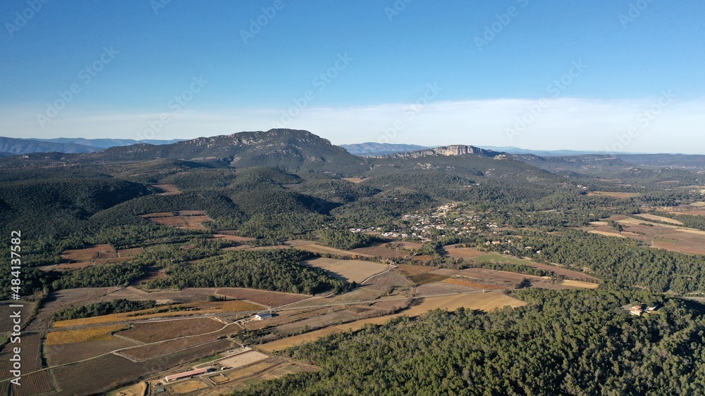 Naklejka premium survol de l'arrière pays de Montpellier en Occitanie dans le sud de la France et les sources du Lez