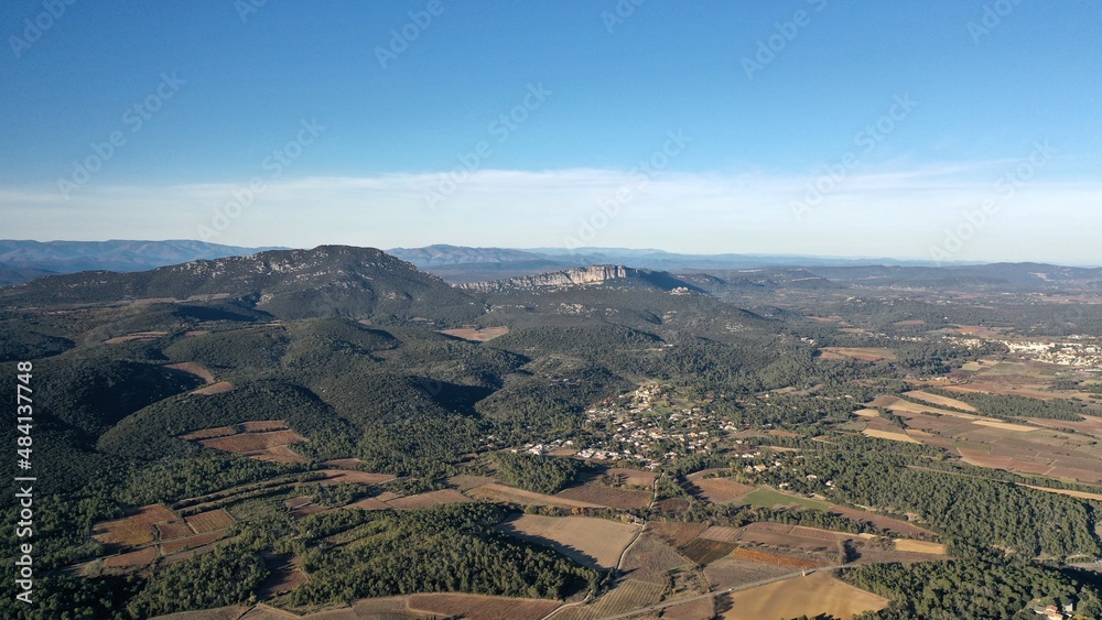 survol de l'arrière pays de Montpellier en Occitanie dans le sud de la France et les sources du Lez