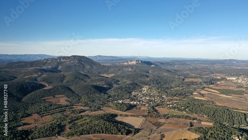survol de l'arrière pays de Montpellier en Occitanie dans le sud de la France et les sources du Lez