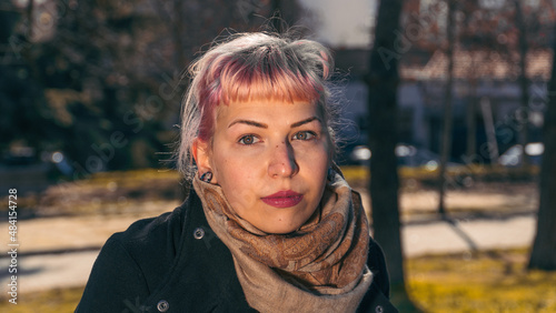 Fotografía Urbanismo en el estilo propio, chica con flequillo y cabello rosa esperando en u