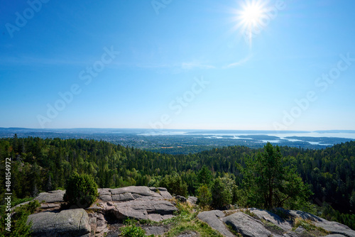 Blick auf den Oslo Fjord und auf Oslo von einer Aussichtsplattform wunderschönen Ausblick und blauen Himmel