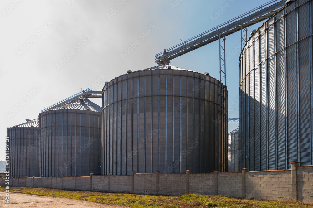 Agricultural Silos. Storage and drying of grains