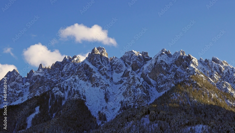 scenico panorama dolomitico invernale con la natura innevata