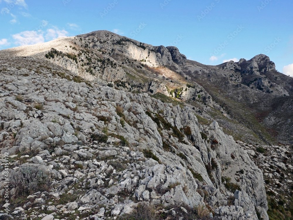 scenico panorama di colline aride e sassose