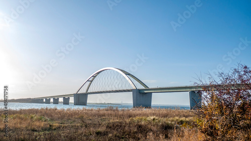 Die Fehmarnsundbrücke auf Fehmarn mit blauem Himmel an der Ostsee © yourpix