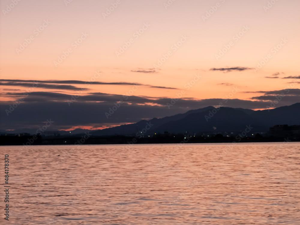 オレンジ色に染まる美しい冬の琵琶湖の夜明け