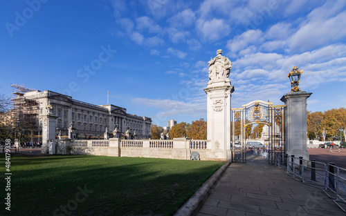 Fototapeta View of Buckingham Palace and the royal guards