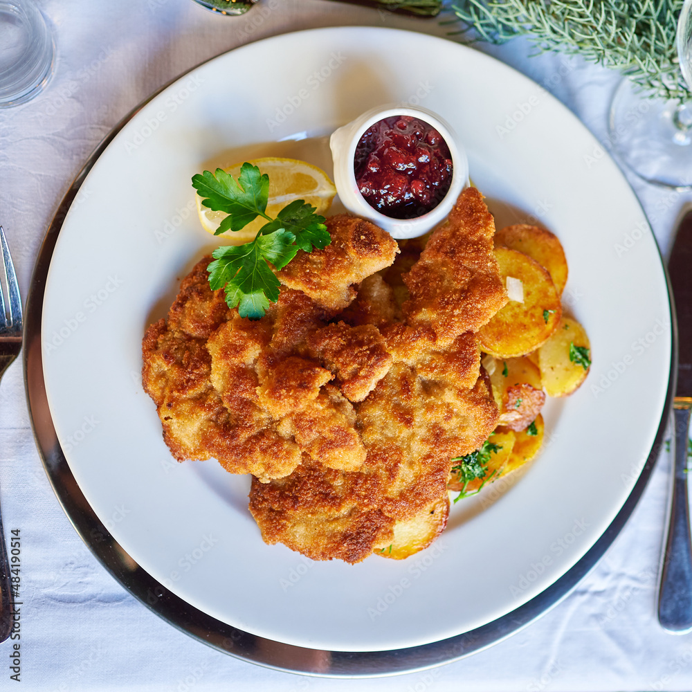 Sehr leckeres Wiener Schnitzel mit Krosser Panade und Bratkartoffeln ...