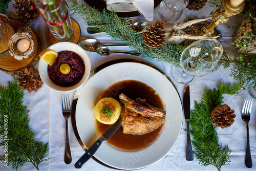 Wunderschöne knusprig gebratene Ente aus dem Ofen in einem bayerischen Wirtshaus Restaurant sehr schön dekoriert für Feiern photo