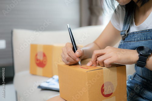 Send parcels to SME customers, online marketing operators SME E-commerce online marketing concept