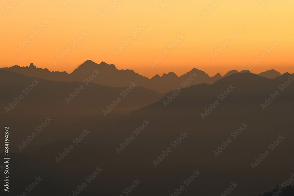 Chaine des montagnes de l'himalaya au lever de soleil au népal