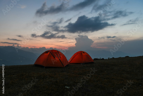 Campement dans la montagne dans la région de l'himalaya au népal pendant le trek du camp de base de l'everest