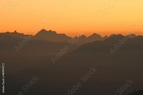 Chaine des montagnes de l'himalaya au lever de soleil au népal