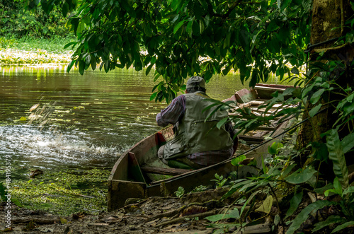 Homme dans une barque sur les rives de la forêt amazonienne dans le parc madidi en bolivie