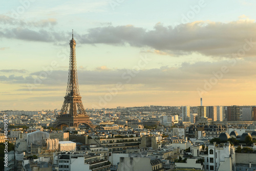 La ville de Paris avec vue sur la tour eiffel au coucher de soleil