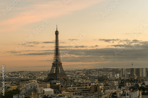 Vue sur la tour eiffeil au coucher de soleil depuis l'arc de triomphe  © Alexandre