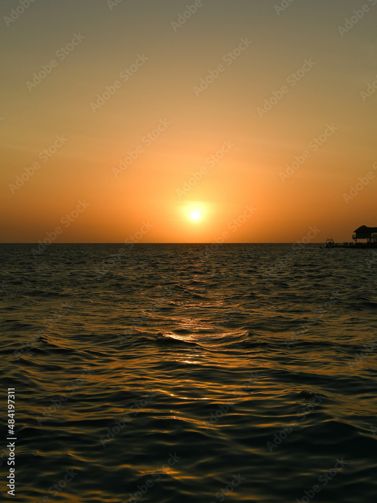 Naklejka premium Coucher de soleil sur la mer des Caraïbes en colombie