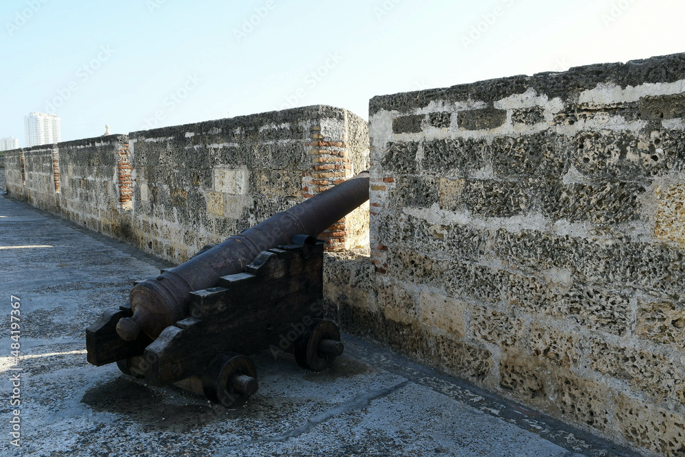 Un vieux canon sur les remparts de la ville de Carthagène en Colombie