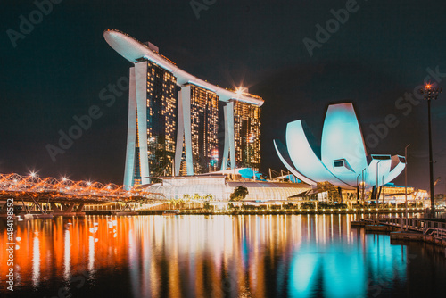 Photography SINGAPORE, SINGAPORE - MARCH 2019: Skyline of Singapore Marina Bay at night with