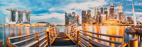 Photography SINGAPORE, SINGAPORE - MARCH 2019: Skyline of Singapore Marina Bay at night with