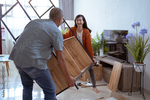 Foto asian couple carry new furniture as they move