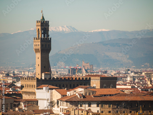 Italia, Toscana, Firenze. Palazzo Vecchuo e neve sulle montagne dell'Appennino. © gimsan
