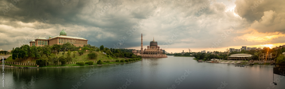 Obraz premium Putra Jaya, Malaysia: Panoramic view of Perdana Putra and the Putra Mosque 