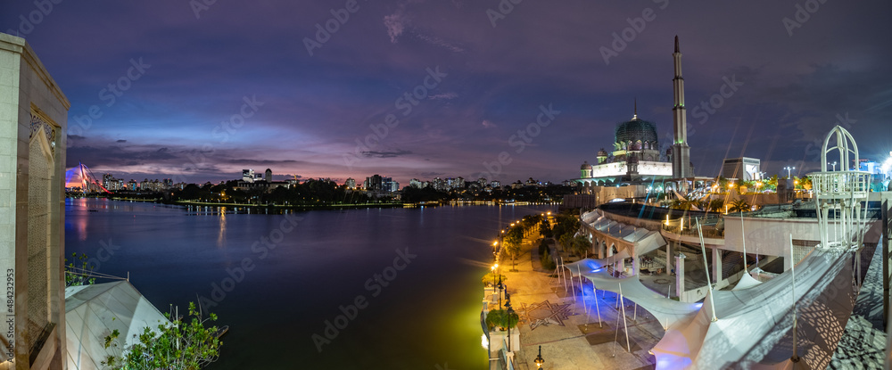 Putrajaya, Malaysia: Panoramic view of Putrajaya lakeside restaurants with Putra Mosque in the background