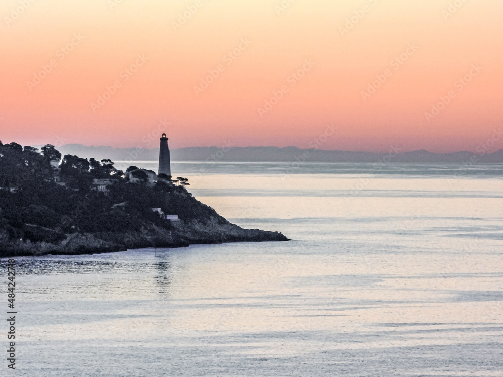 Beauté du lever de soleil sur la mer et la presqu'ile du Cap Ferrat depuis le Cap de Nice sur la Côte d'Azur