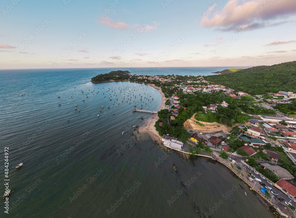 Vista aérea panoramica  da costa da praia de Penha em Santa Catarina