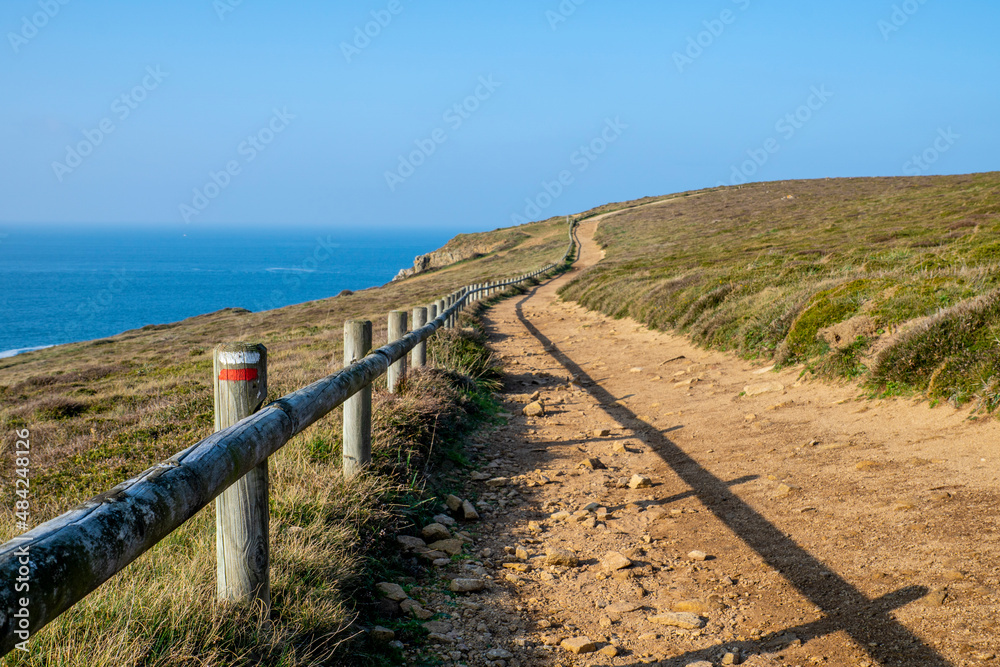 La côte du Finistère. Le sentier de grande randonnée GR 34. D'Audierne