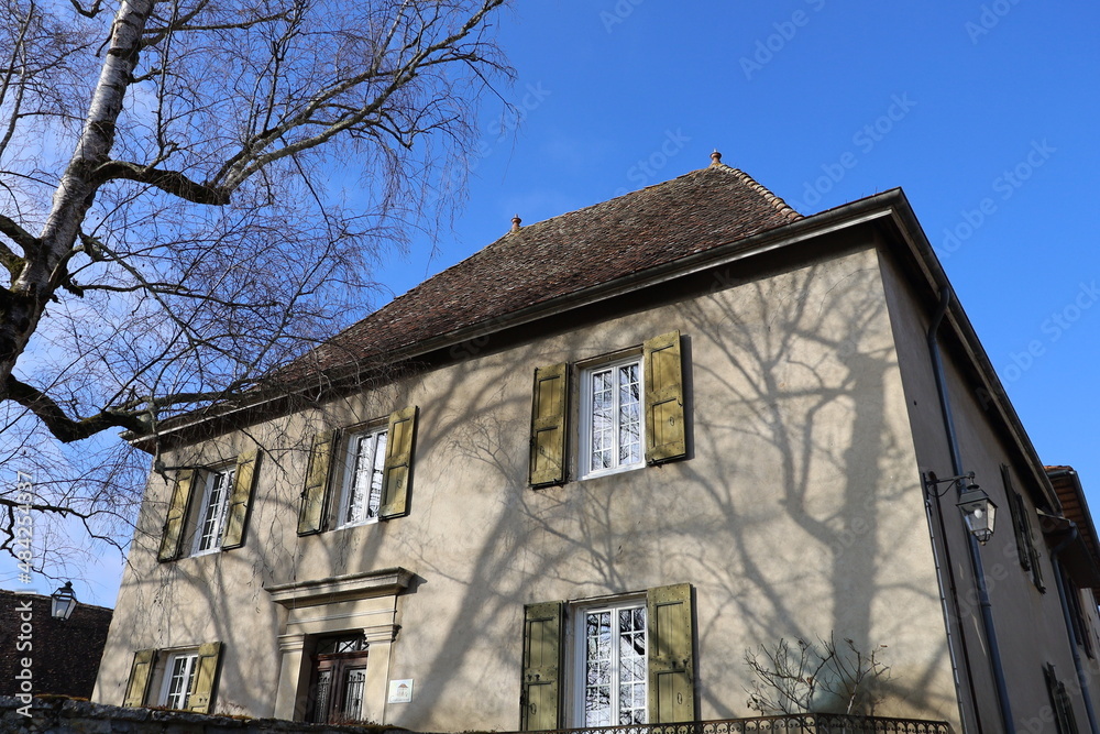 Maison typique du Dauphiné, vue de l'extérieur, village de Morestel, département de l'Isère, France Maison typique du Dauphiné, vue de l'extérieur, village de Morestel, département de l'Isère, France