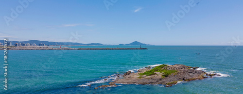 Vista panoramica da praia de Cabeçudas em Itajaí em Santa Catarina photo