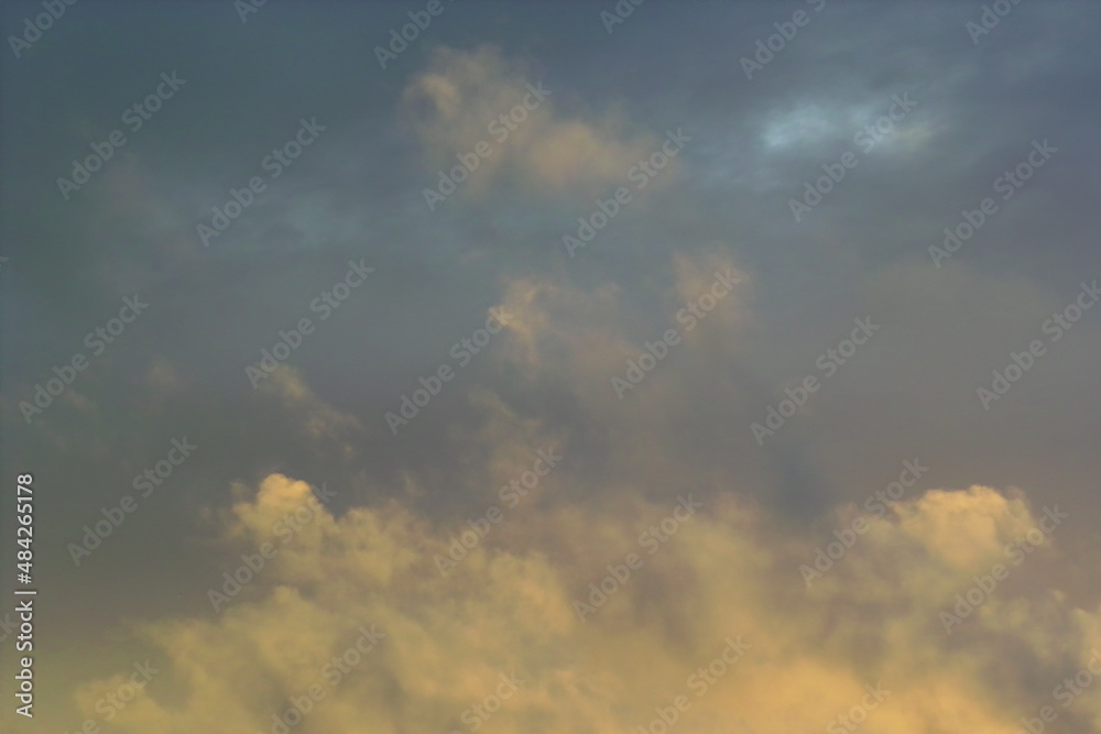 Gelbe Wolken in abstrakten Farben am abendlichen Himmel mit surrealer Stimmung