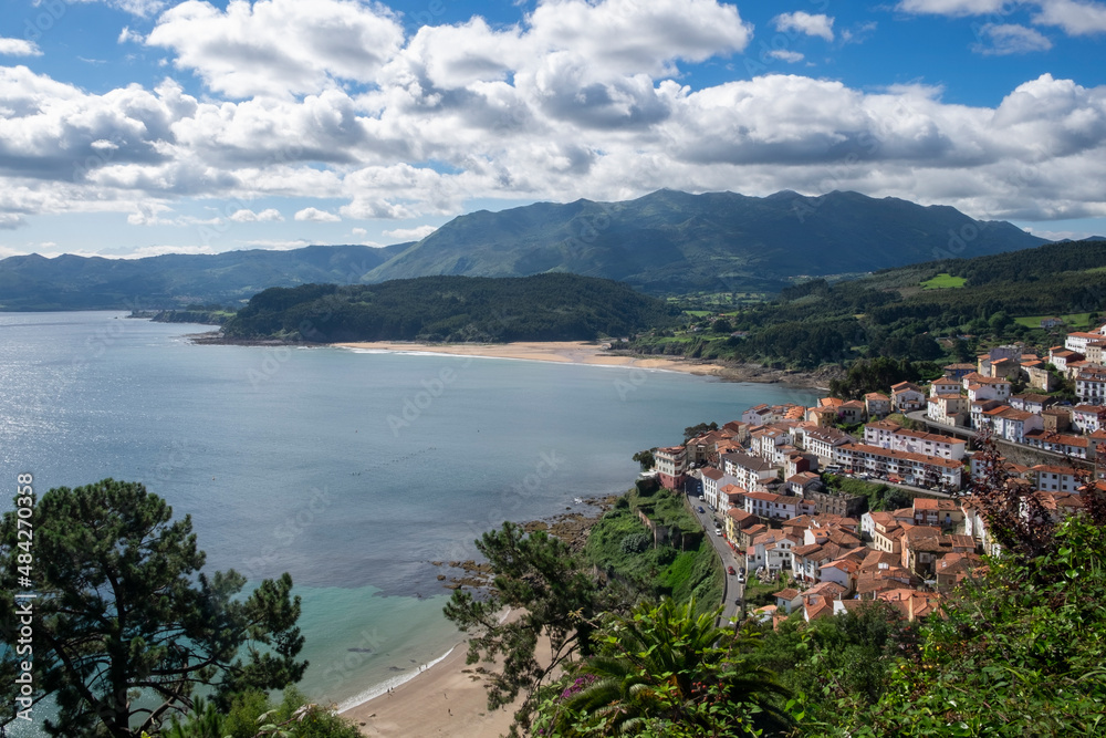 Costa de Asturias, poblados, bahias y paisaje.
