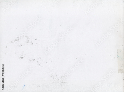 Fondo de textura de papel real escaneado a alta resolución, con ligeras manchas y marca de celo © Laura Bustos