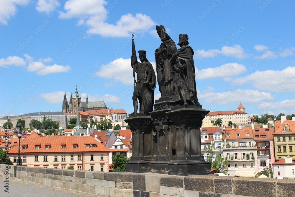 Fototapeta premium statue on charles bridge with prague castle in background